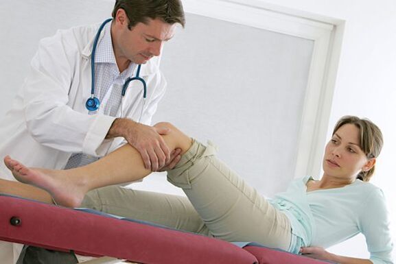 o médico examina as pernas após a operação para ver se há varizes